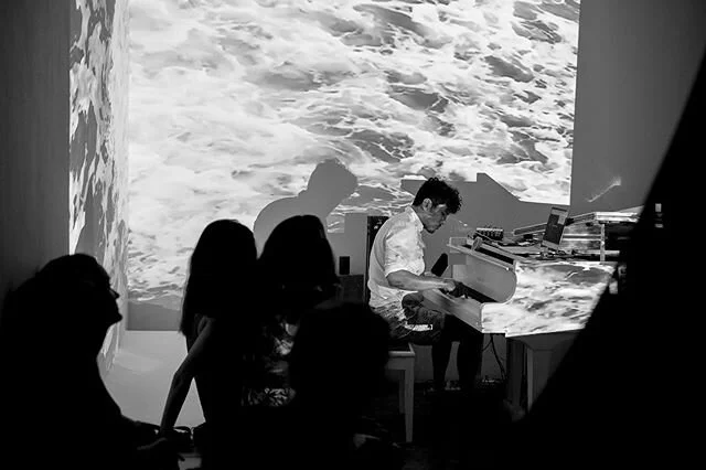 This was my first ever solo piano performance and public writing session and it was so fun!! Doing it many more times this year in Bali and NYC - next one will be @the.slow March 28 ☺️🙏🏼🌺
.
.
.
.
#Olichang #neoclassical #piano #deconstructed #artm