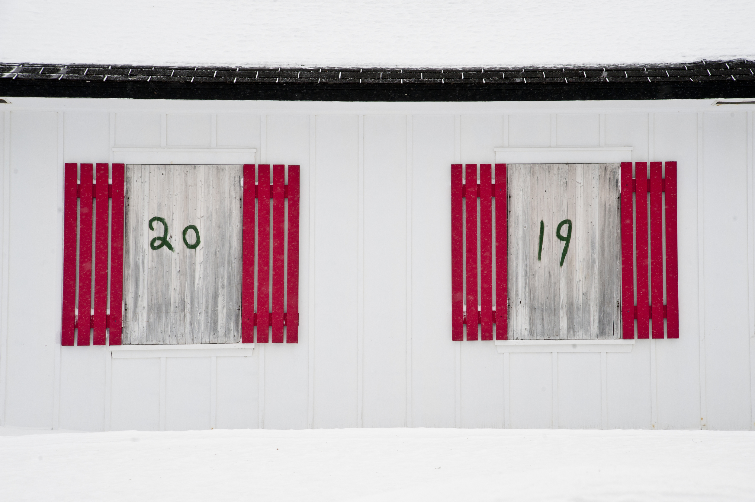   &nbsp; Red Shutters | Volets Rouges  