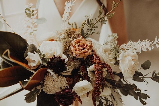 Sarah&rsquo;s bouquet up close. Another favorite from winter. ✨
.
. 
Photography: @laurenapelphoto
Venue: @emersonvenue
Florals: @katemcleodstudio 
Dress: @sarahseven from @lovelybridedallas
Alterations: @alteredforthealtar
Hair: @theluxxebeautyco
Ea