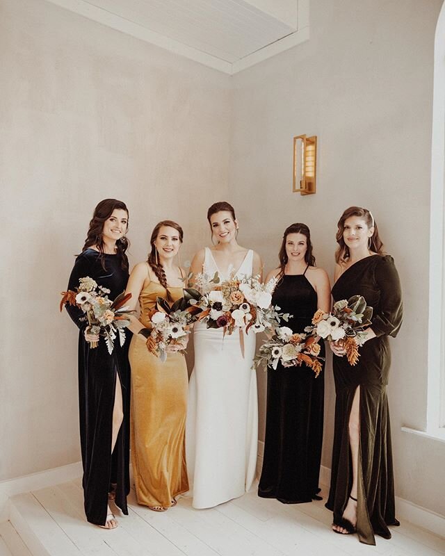 All lined up, looking gorgeous! These tones, y&rsquo;all! I can&rsquo;t get over them. ✨ .
. 
Photography: @laurenapelphoto
Venue: @emersonvenue
Florals: @katemcleodstudio 
Dress: @sarahseven from @lovelybridedallas
Alterations: @alteredforthealtar
H