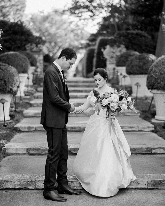 Fairytale feels for your Friday! ✨
.
.
Photographer: @jeffbrummettvisuals 
Planner: @kelseywilliamsweddings 
Caterer:
@beyondthebox_weddings 
Venue:
@thedallasarboretum 
Floral: @katemcleodstudio 
Cake:
@xo_cakery 
Hair and Makeup:
@elmbeautytx 
@sim