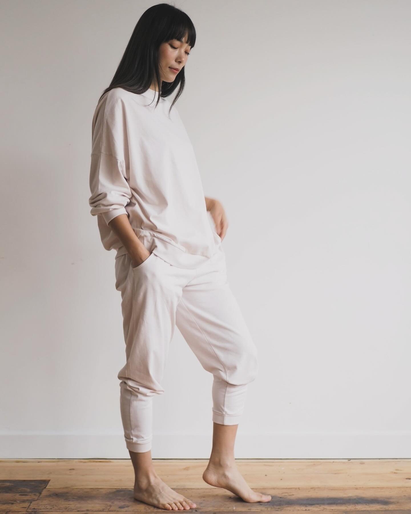 Weekend essentials in 100% organic cotton ☺️

Cloud Aku Pants + Cloud Vega winning combo ☁️ 

#noctuorganic #weekendstyle #dreamers #comfort #softasthetic #neutrals #home #night #instagood #madeinengland #weekend #vibes #comfies #relax #sustainablefa