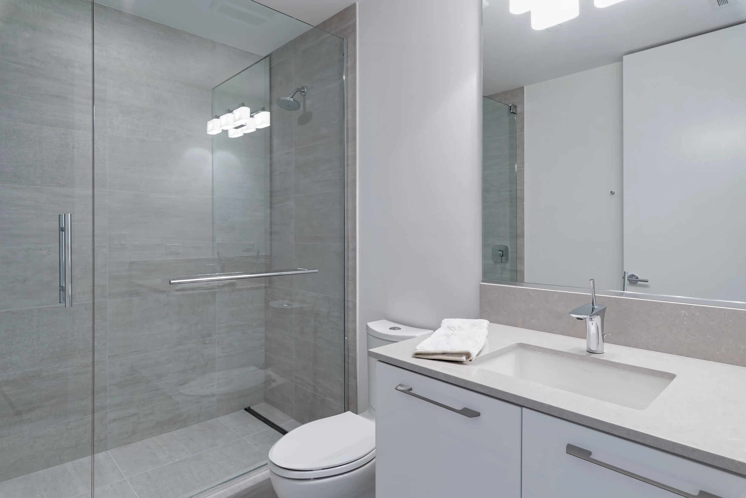bathroom 3.jpg