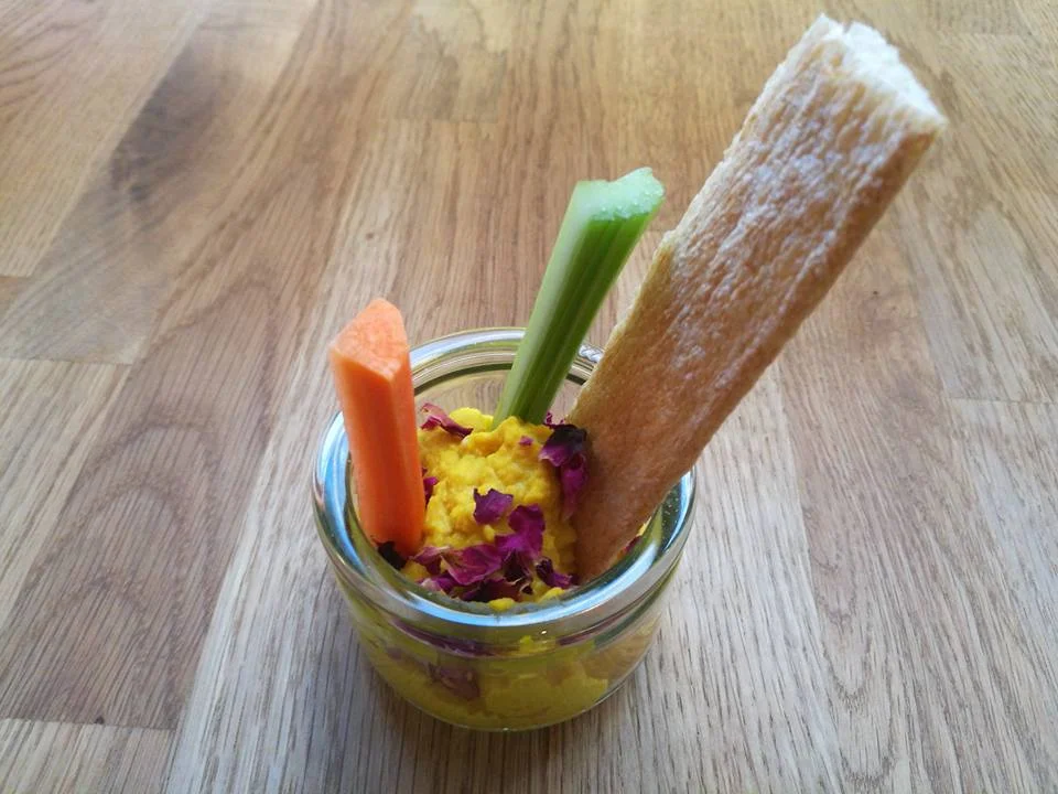 Golden Hummus - finger food for Wedding celebration @ Raum Schwalbe