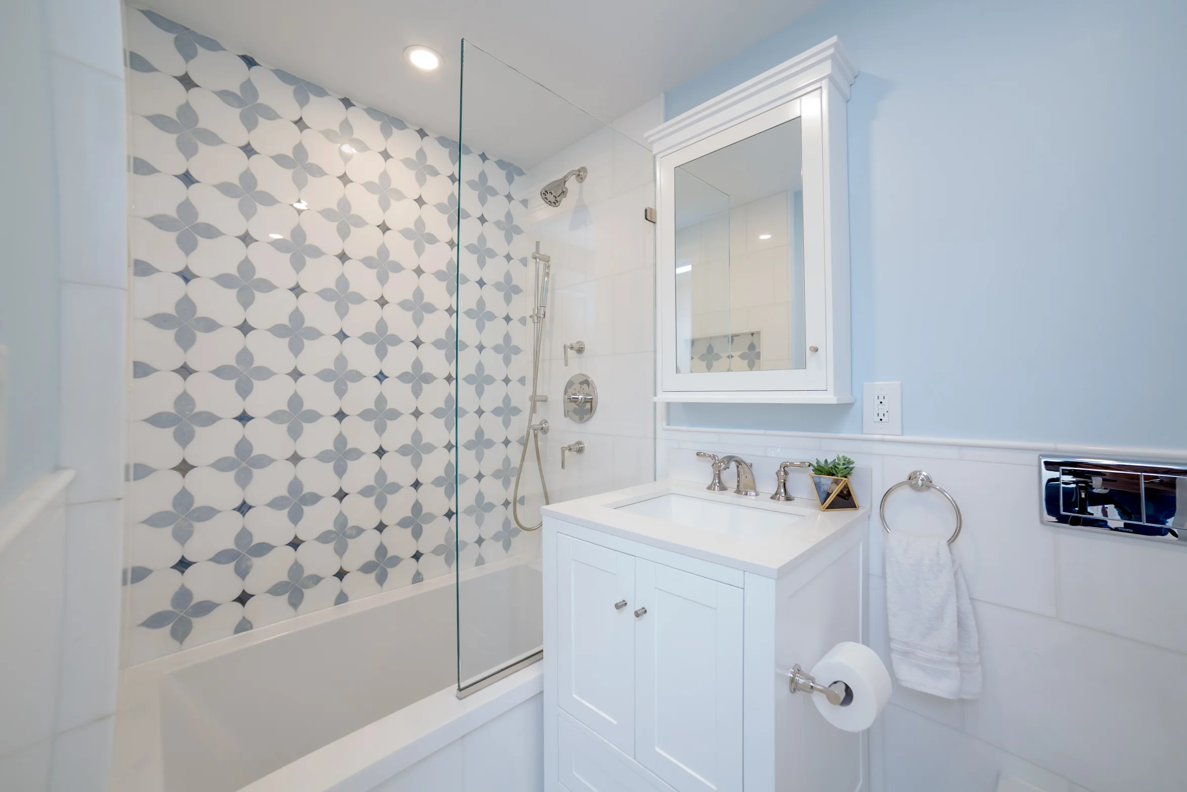 Garden Street Brownstone A Transitional design with Coastal color hues for a serene 1900 century family home.