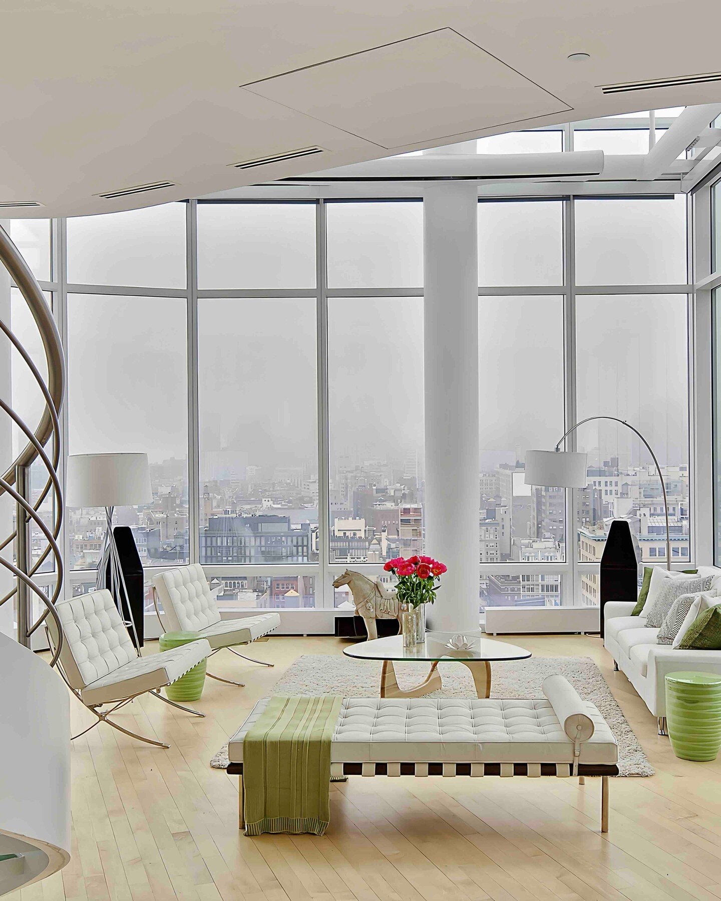 Marie Burgos Design presents a Chelsea penthouse where modern elegance meets comfort. The interior pairs monochromatic schemes with color splashes, creating a sophisticated urban retreat.

#InteriorDesign #ModernLuxury #ChelseaLiving #MarieBurgosDesi