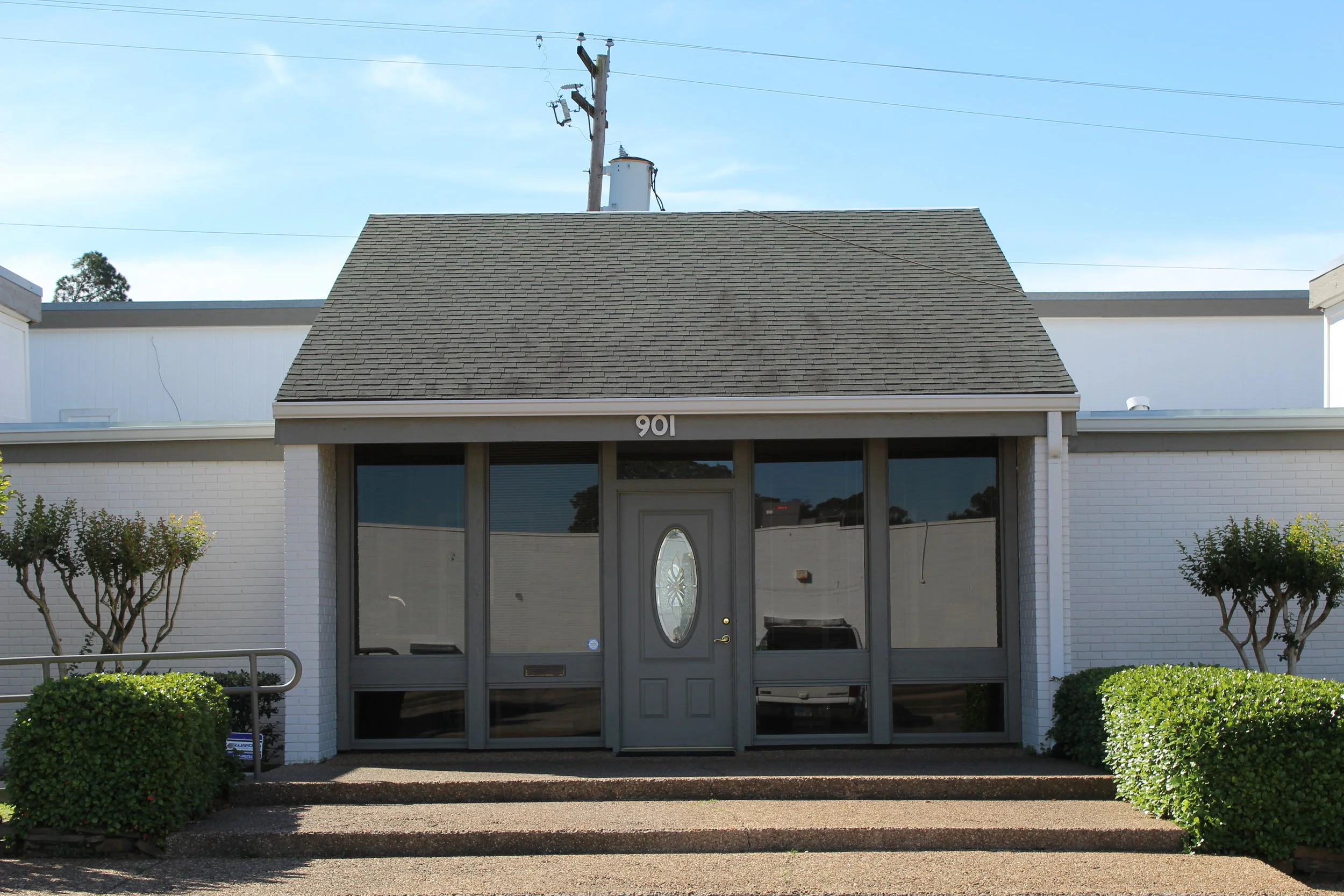 Conroe Dental Health is located at 901 Hillcrest Dr. It is a white stand alone building.
