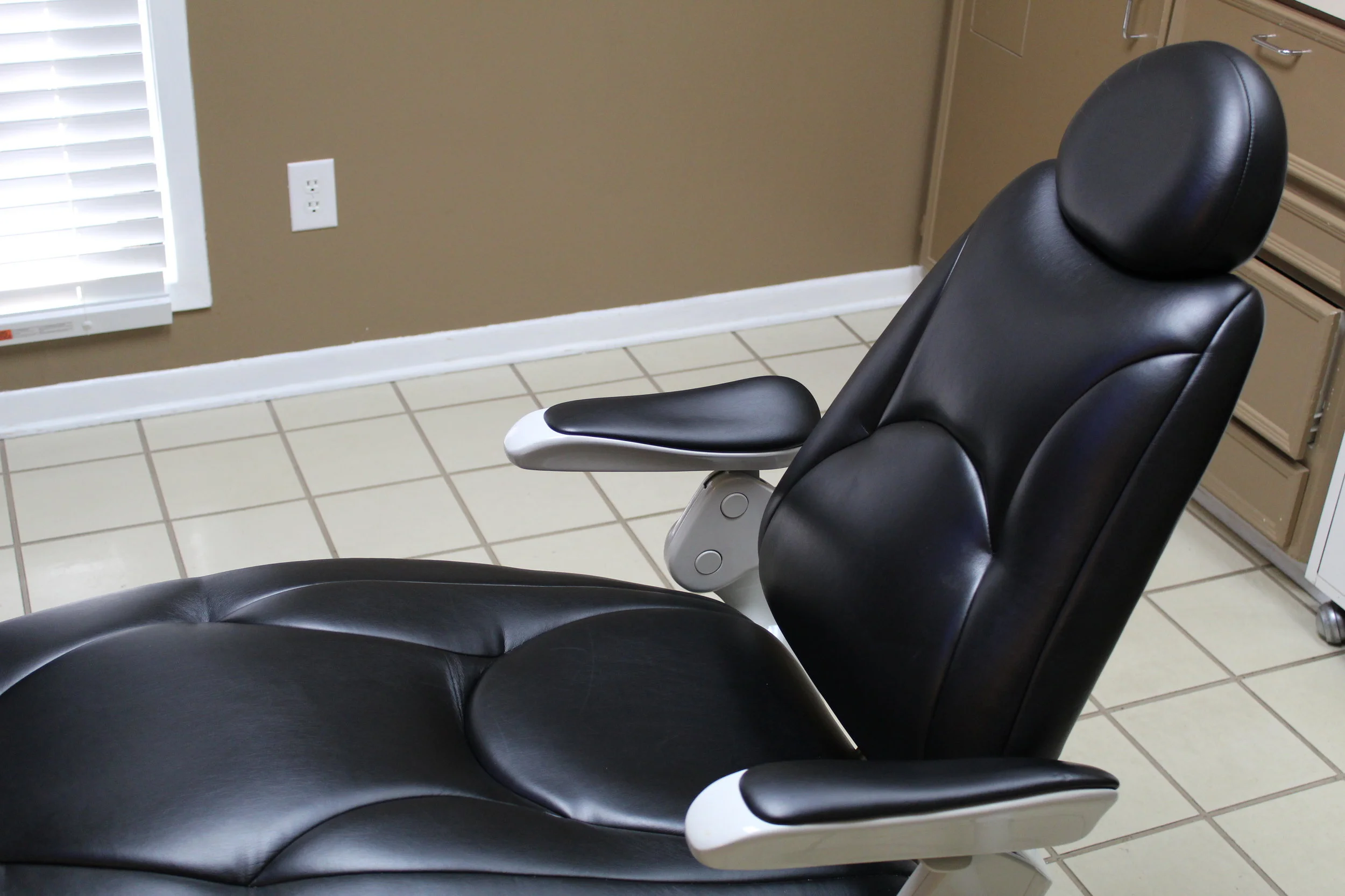 Our leather massage chair makes dental treatment more comfortable.