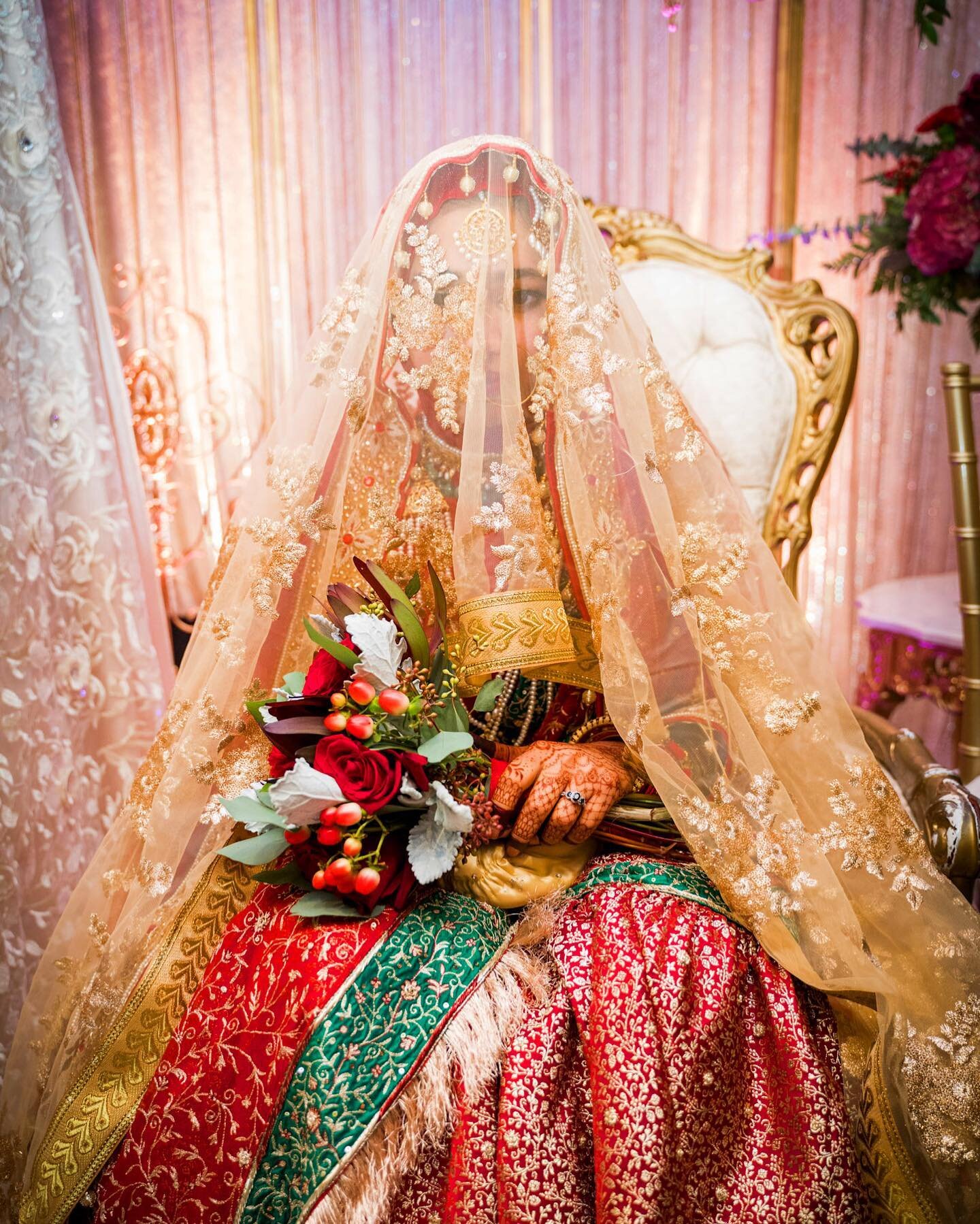 Thoughtful Design &ldquo;La Vie En Rose 🌹 &ldquo;
⠀
Beautiful tradition of veiling the bride in a gold dupatta during the ceremony ✨
⠀
📸: @faztographyhd 
⠀
#tfdzn #thoughtfuldesign