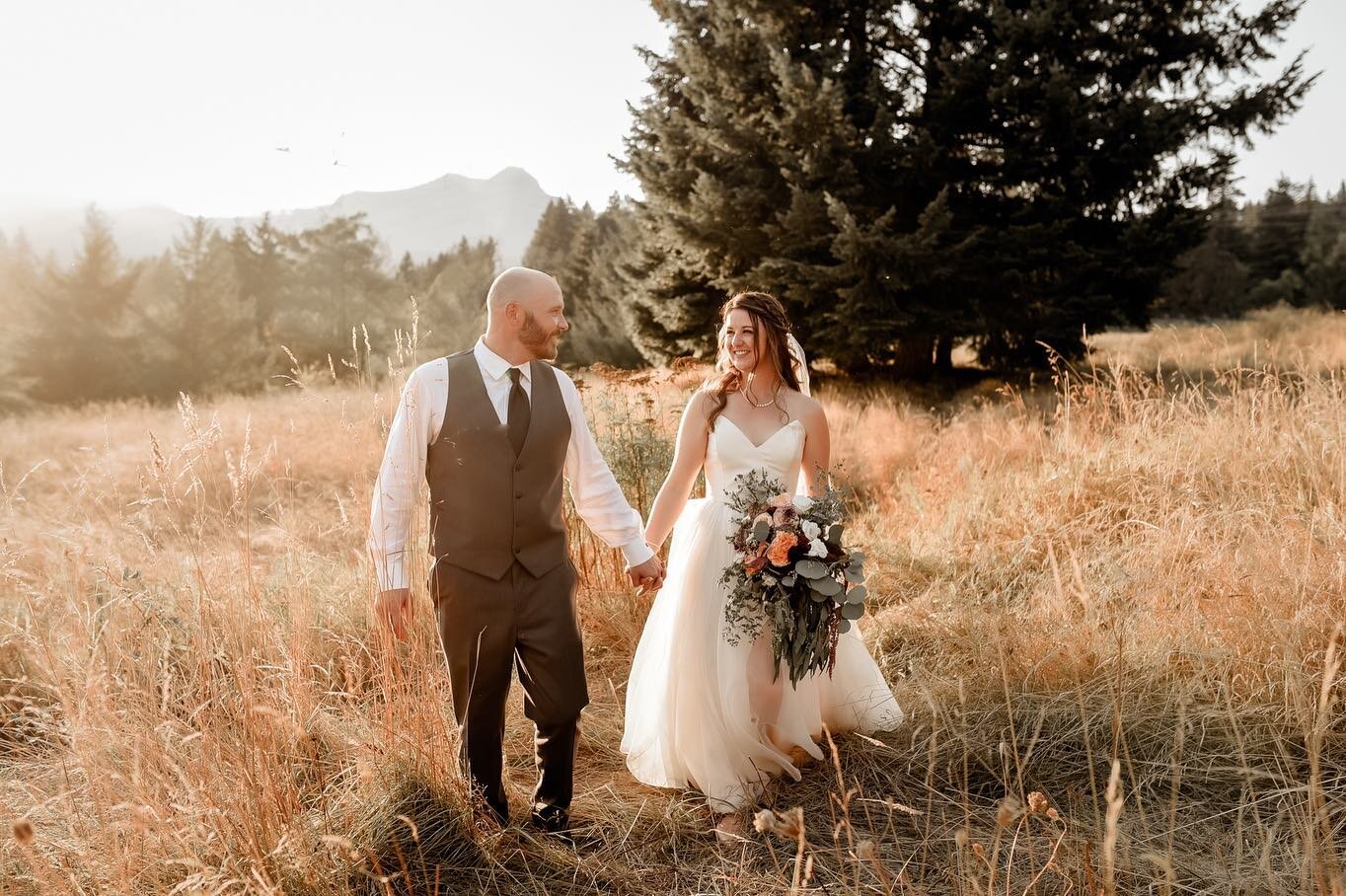 Double wedding weekends don&rsquo;t generally happen too much around here but this week was gooooooddd and so worth the craziness! Nichole and Jeff had a beautiful wedding in the Gorge at one of my favorite venues @mapleleafevents . The sun was shini