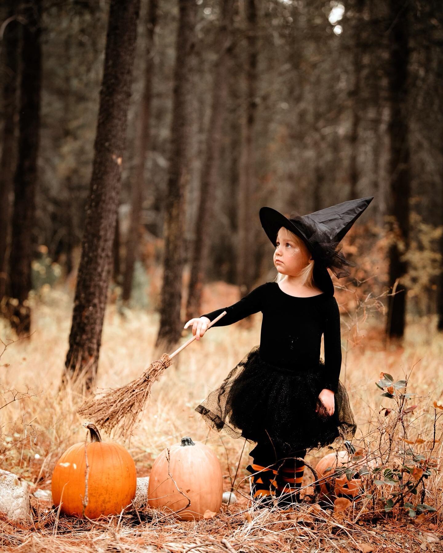 Why is coming up with girl costumes so much fun?! My little bit sass, little bit bossy, little bit hilarious witchy Blakely 🧙&zwj;♀️🎃