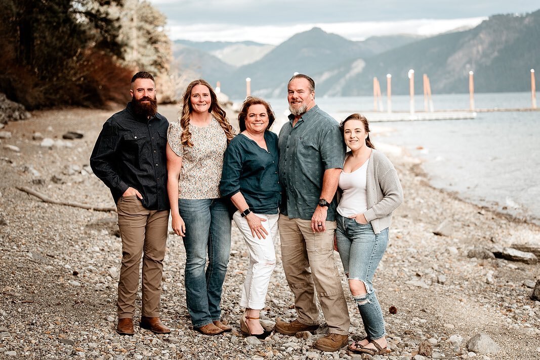 Multigenerational family photos are always a blast. Seeing family dynamic that&rsquo;s span the years and the love of young kiddos for their parents and grandparents melt me. Plus the scenery is freakin gorgeous- 
gorgeous people +gorgeous backdrop =