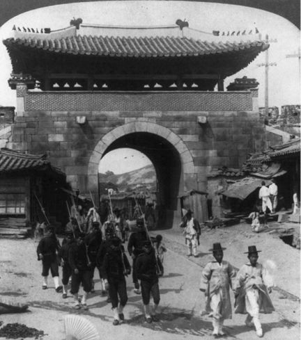   Japanese Troops marching through the West Gate,&nbsp;1904  