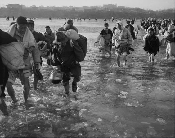  Fleeing Pyongyang, braving the icy waters of the Taedong River (Source: &nbsp;Bettmann Collection/CORBIS) 