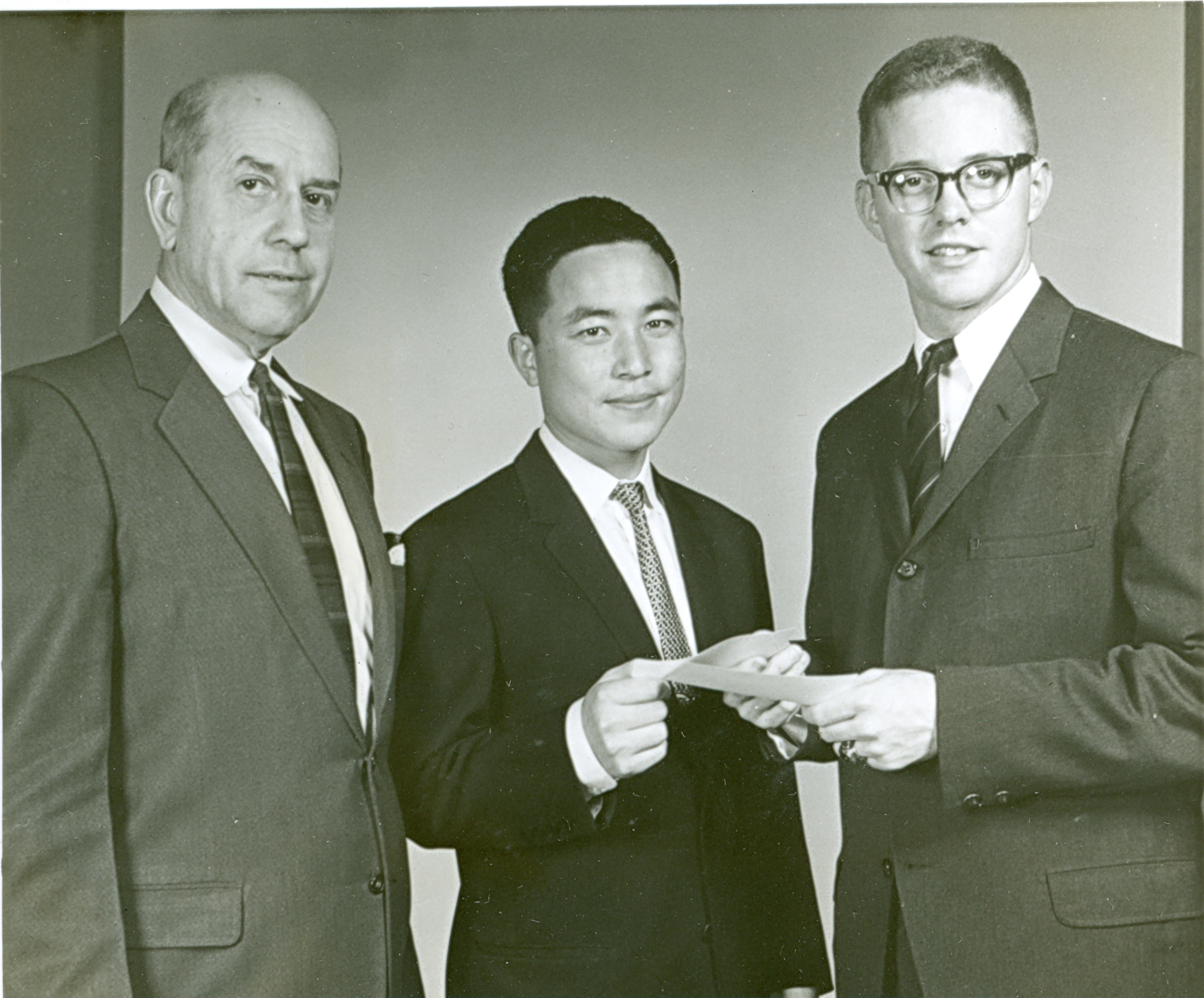 Kon Ho Cho, receiving the Rotary Club Travel Award at Auburn U.