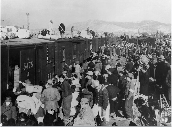 Refugees climbing on trains (Source: &nbsp;Hulton-Deutsch Collection/CORBIS) 