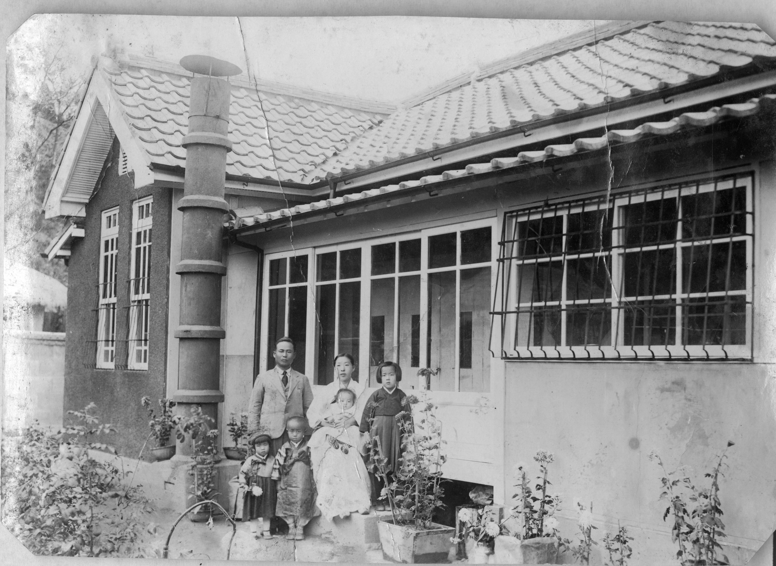  Kook Dong Pae (2nd from the left) and his family in Taegu, circa 1938 