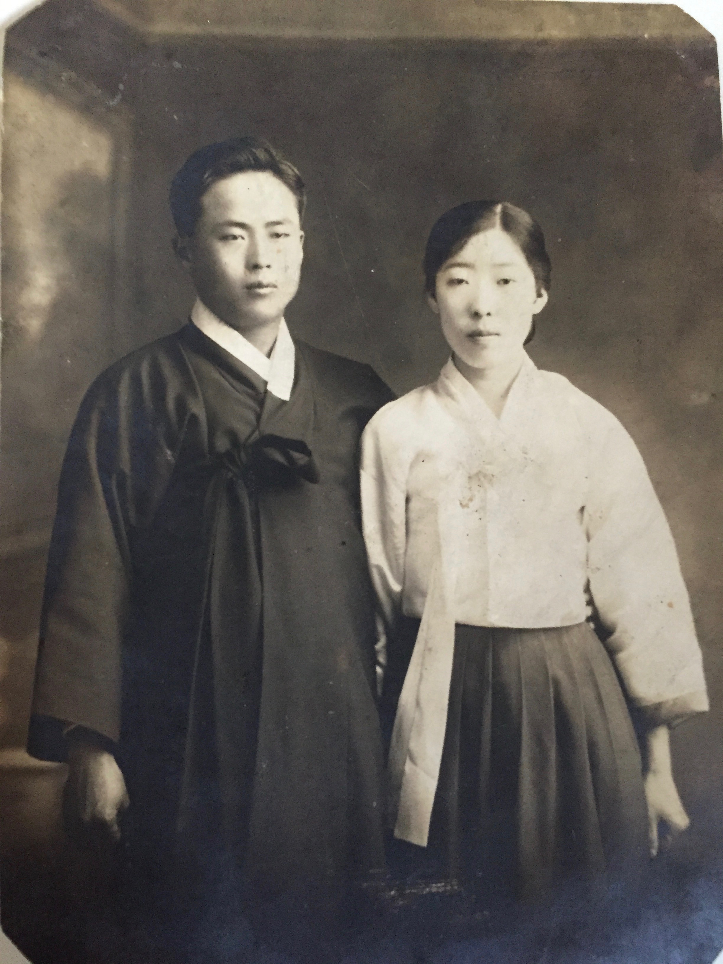  Kook Dong Pae's parents on their wedding day 