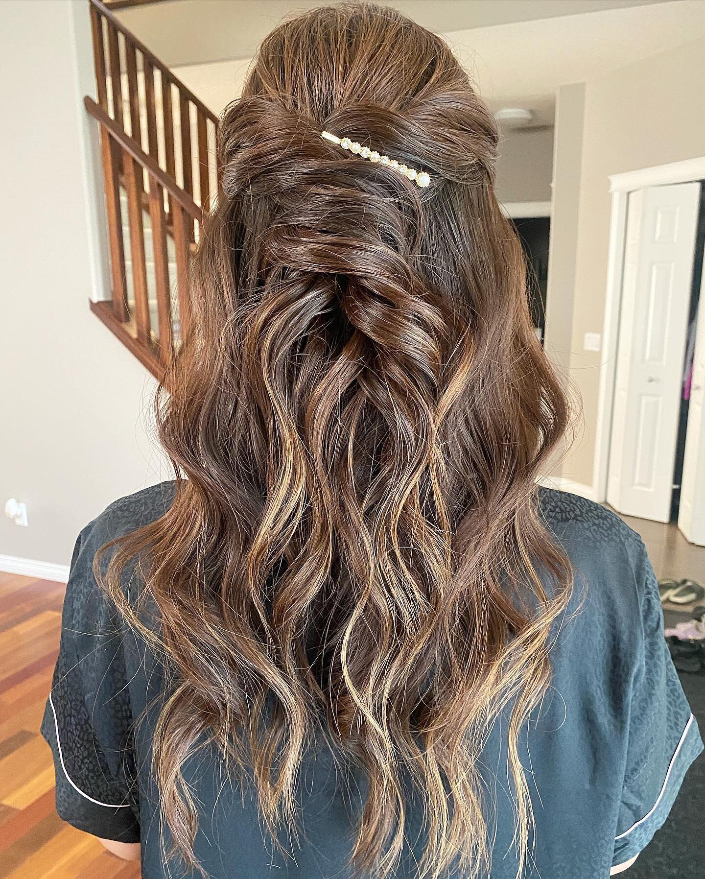 Half up half down is always a good option for any wedding season 💖