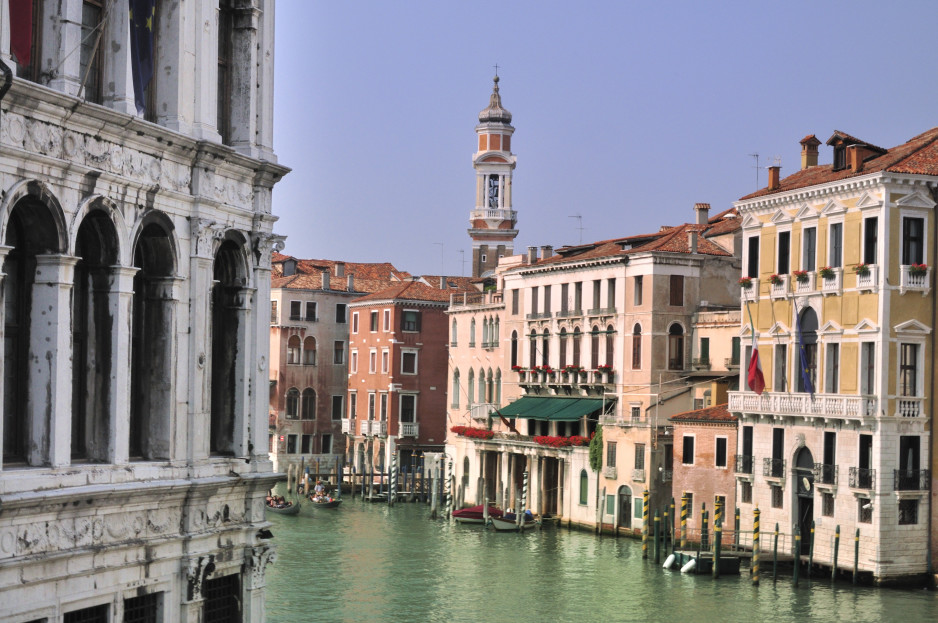 Hotel_Ca_Sagredo_-_Grand_Canal_-_Rialto_-_Venice_Italy_Venezia_-_Creative_Commons_by_gnuckx_4966192554-938x623.jpg