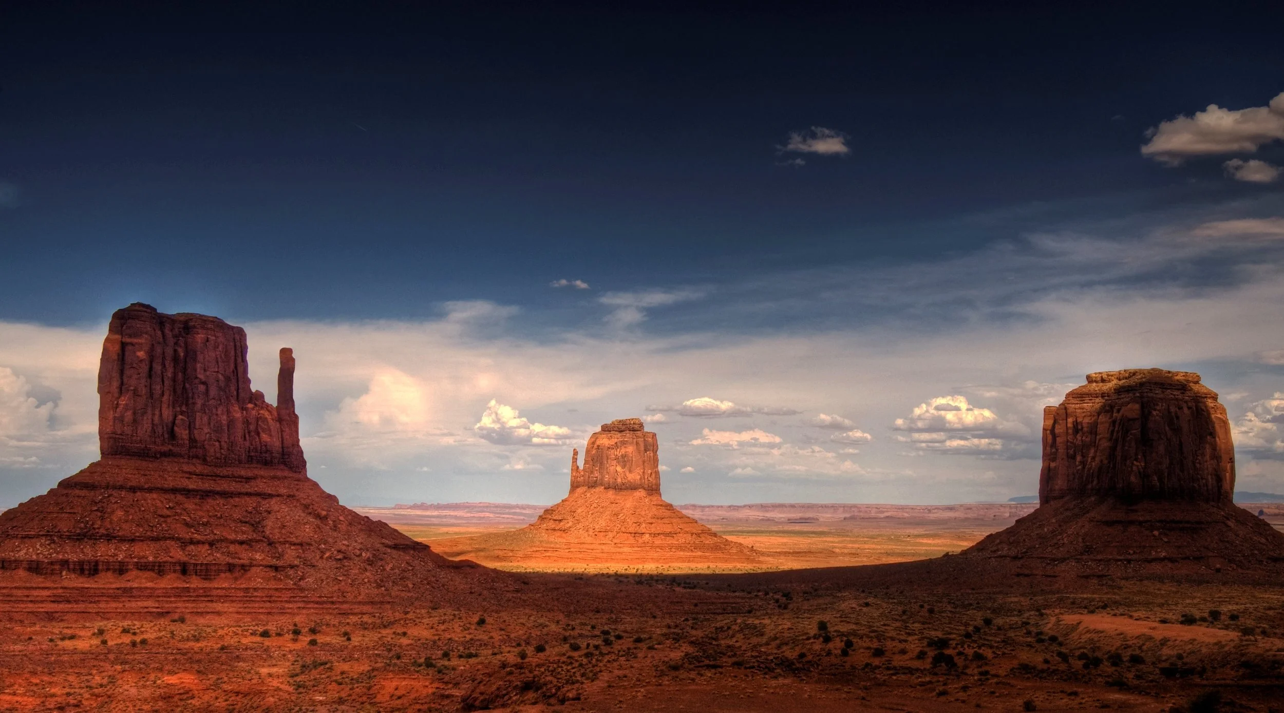 Monument_Valley,_late_afternoon_Cropped.jpg