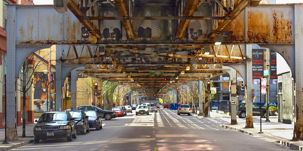 1280px-20090503_under_Chicago_L_on_Franklin_Street.jpg