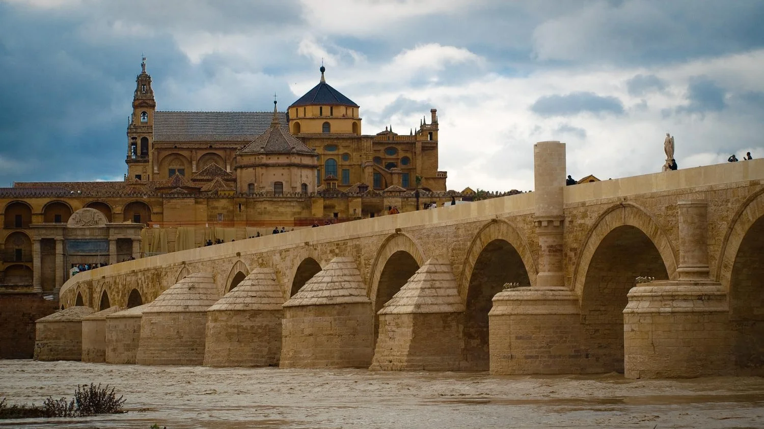 Puente_romano_y_mezquita.jpg