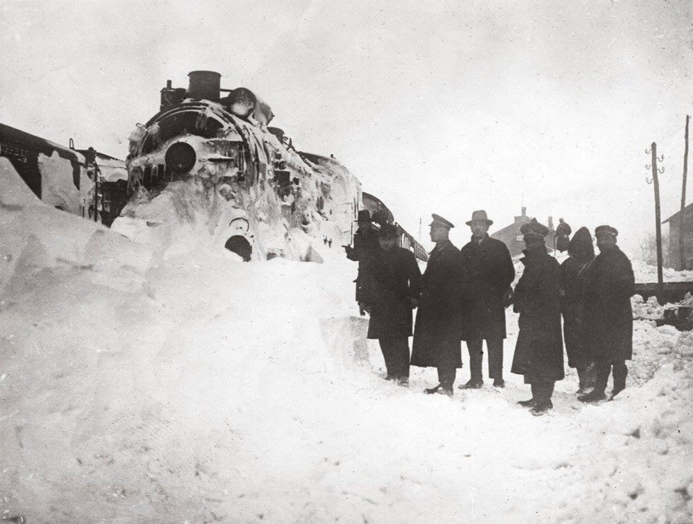 Il Simplon-Orient Express bloccato dalla neve nella stazione di Çerkezköy, Turchia (1929).