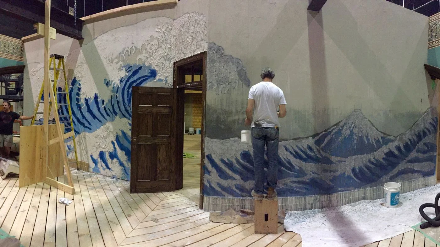 La scenografia di Paul Austerberry della parete sul set di "The Shape of Water" (2017). Fox Searchlight