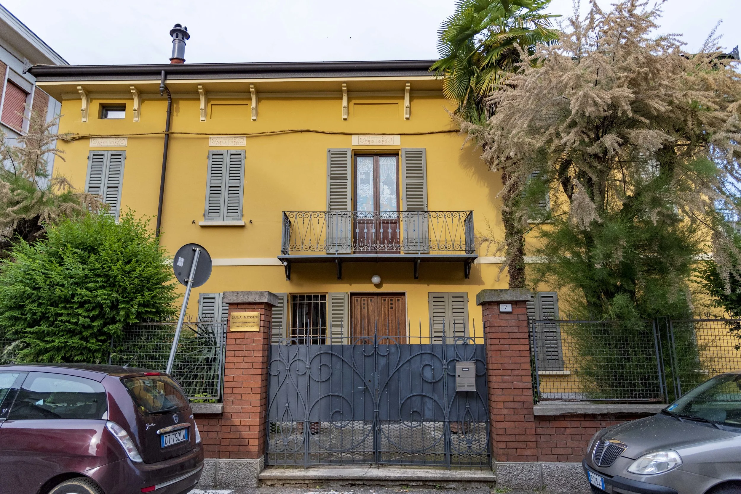 Il balcone della casa di Peppone in via Carducci. Foto di Valerio Greco