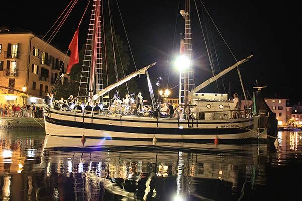 NEI SUONI IN BARCA.jpg