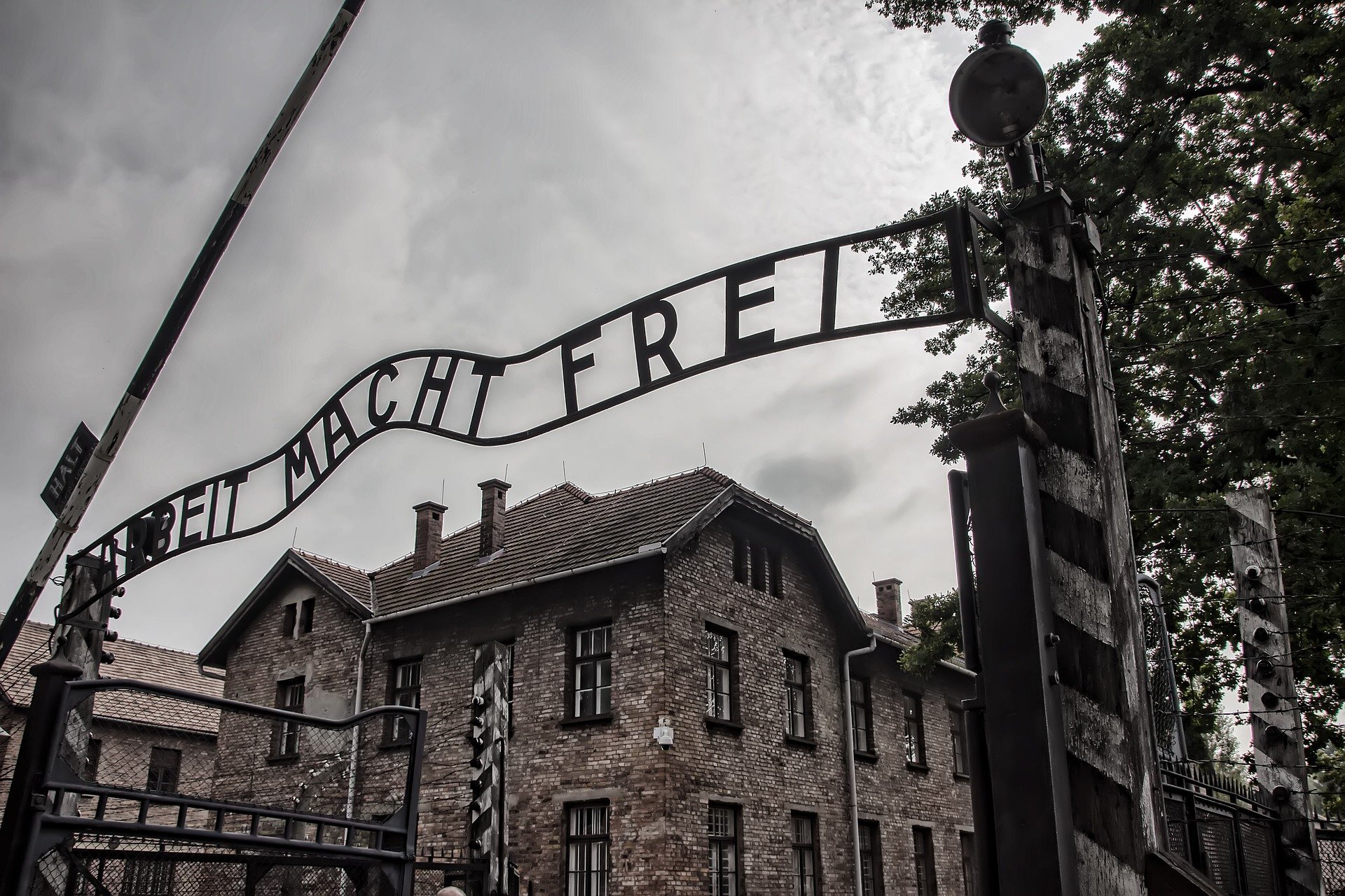 auschwitz-i-3671389_1920.jpg