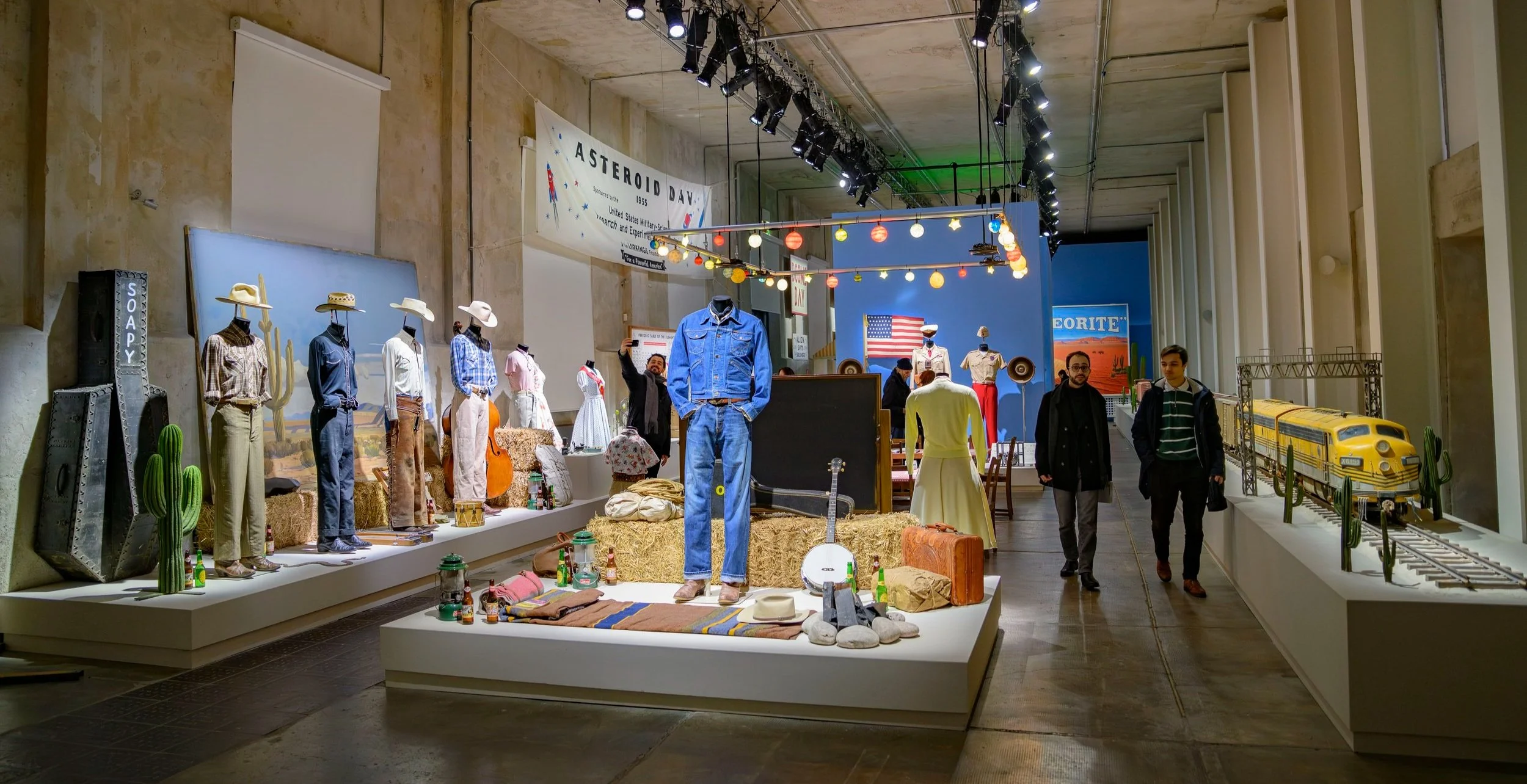 WES ANDERSON. ASTEROID CITY: EXHIBITION - LE FOTO DELLA MOSTRA A MILANO