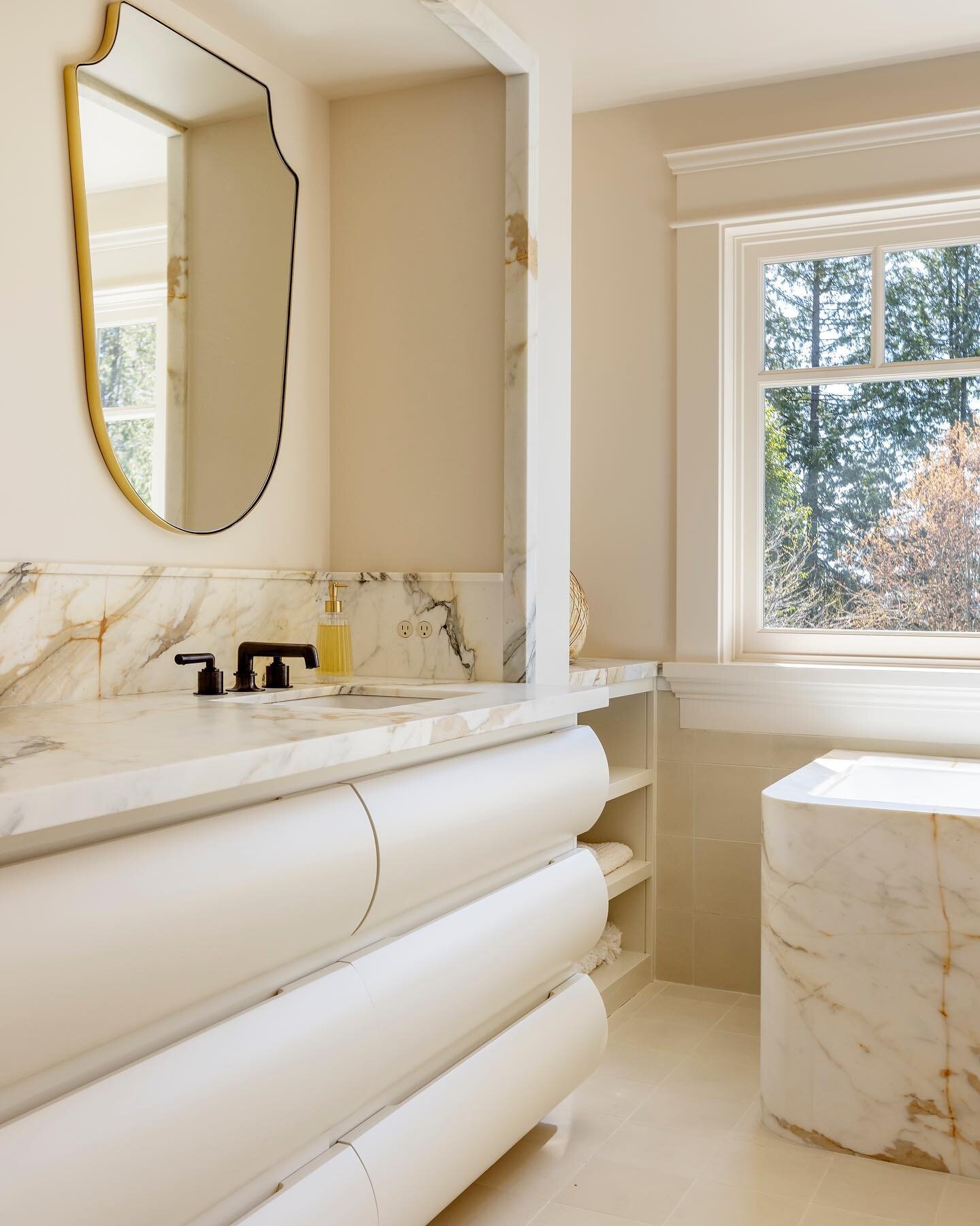 SSC&rsquo;s Calacatta Macchia Vecchia Marble is featured in this stunning bathroom designed by @gilliansegaldesign. 

#interiordesign #architecture #marble #marbledesign #marbleinspiration #stonedesign #uniquemarble #calacattamacchiavecchia #gillians