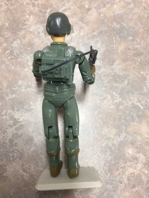 the laser rifle plugged into flash's backpack.