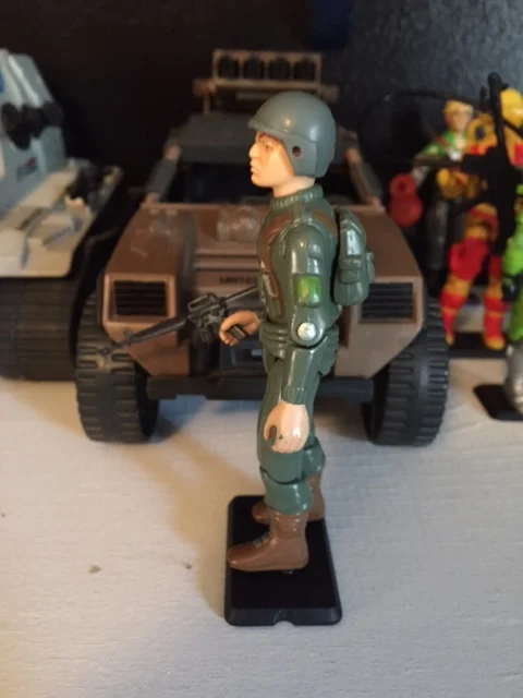 Grunt came with an m-16 rifle and a sparse color scheme only olive drab green, brown highlights, and a brighter green pocket on the sleeve.