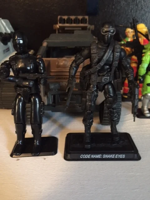 I have always been a huge fan of the commando look for snake eyes. his 25th anniversary update is one of my favorites of that line. the more popular version of snake eyes seems to be the "visor" version but i have always PREFERRED the more military "commando" version.