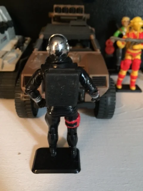 Destro's backpack opened up to reveal other weapons molded inside.
