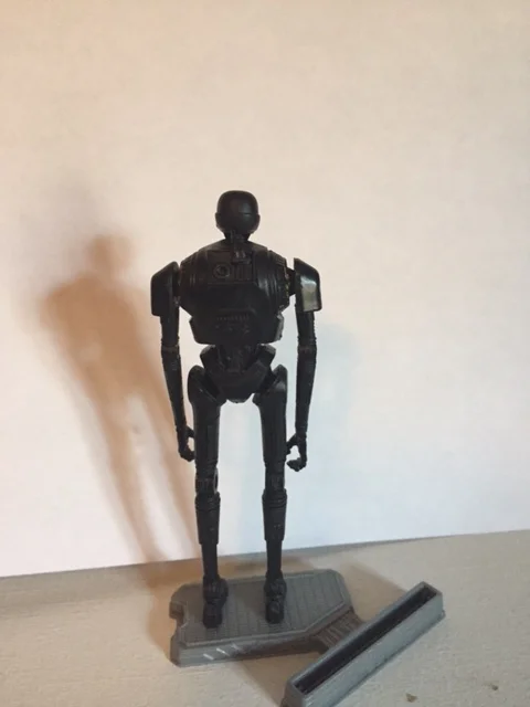 Notice the block in the center of the back is very similar to a storm trooper making me think this figure is either imperial or at least designed by them. a very cool look.