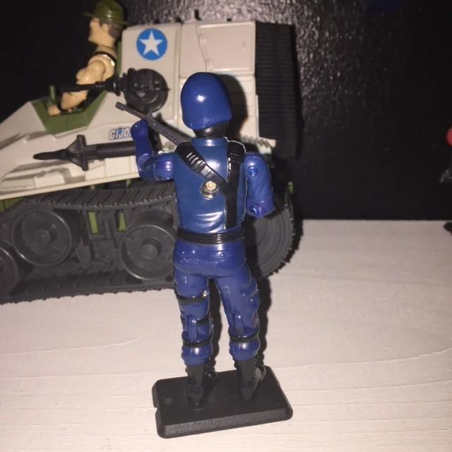 The cobra trooper came only with an m-16 rifle and no backpack or other ACCESSORIES.