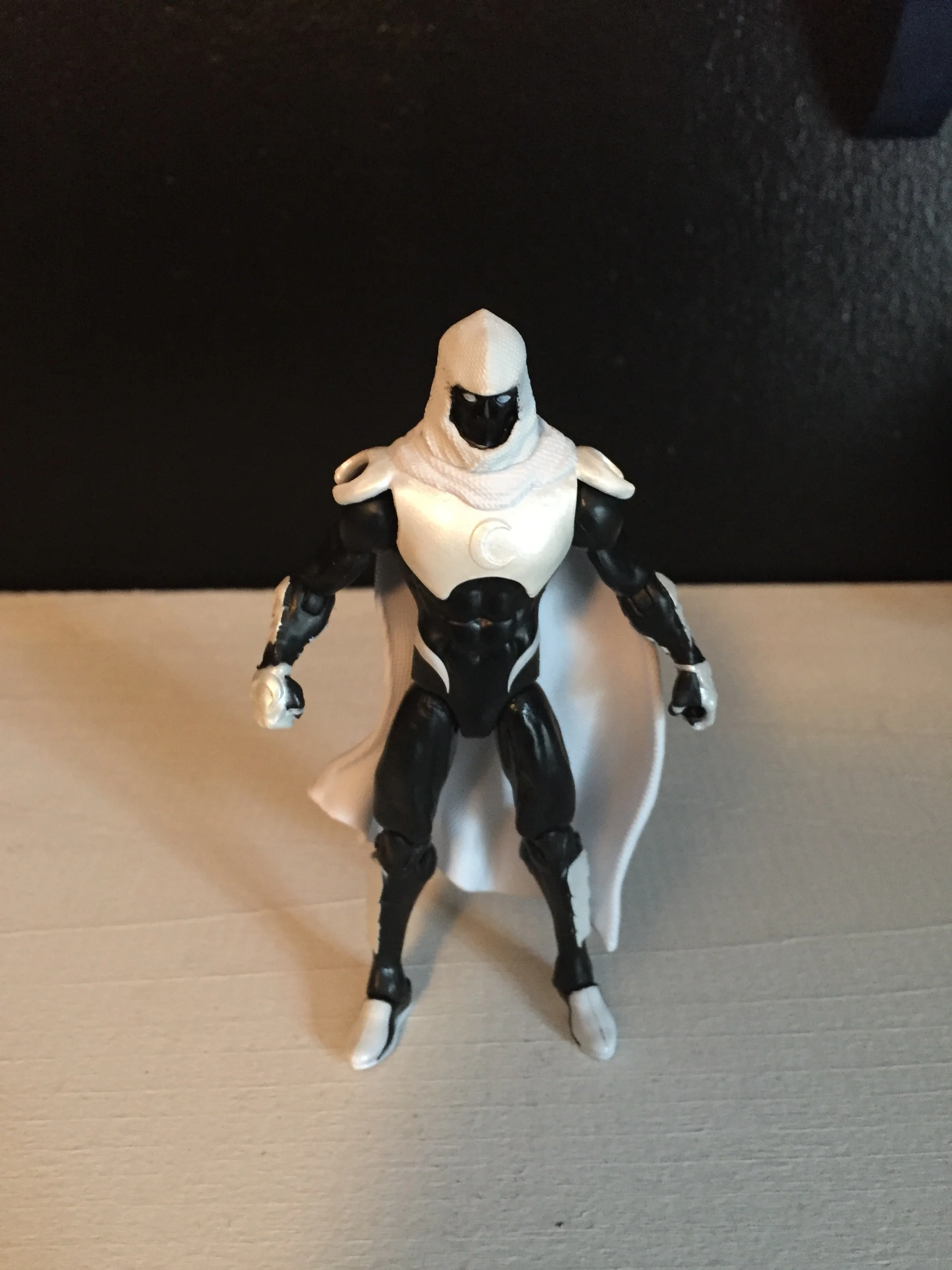 2017 marvel legends 3.75 inch moon knight action figure. which moon knight era is this from? your guess is as good as mine. they are just calling it "modern moon knight" which honestly could be anything. still, a pretty cool design.