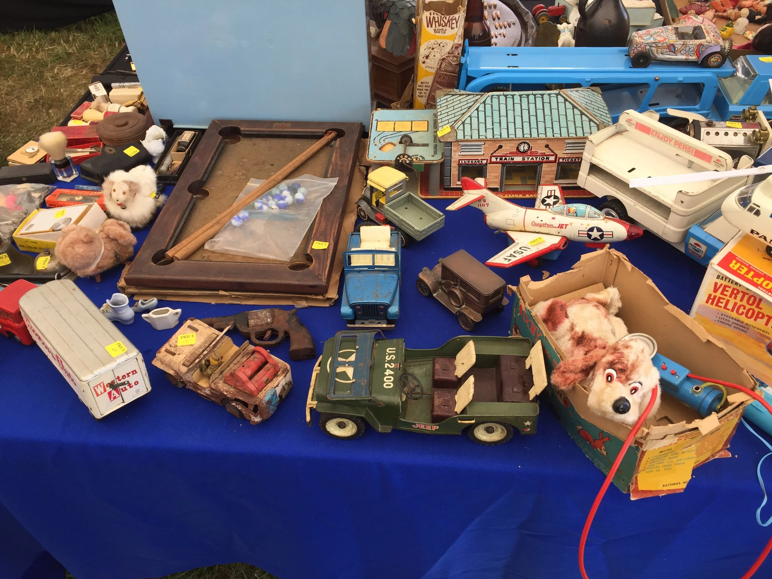 The best part of yard sales are the "this and that" tables. there are many interesting items on this one single table.