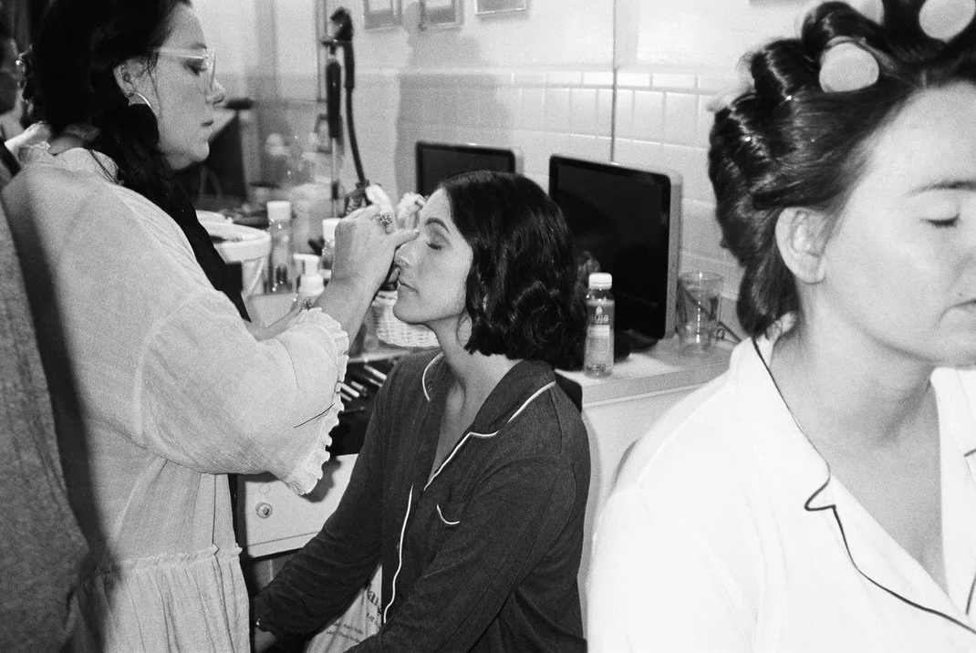 Kinda chic to get ready at home 💅🏼

Caroline and her crew opted to start the day at a family home in Spartanburg&rsquo;s historic Converse Heights, with her fianc&eacute; only two blocks over. The energy was wedding day giddy, with a certain lived 