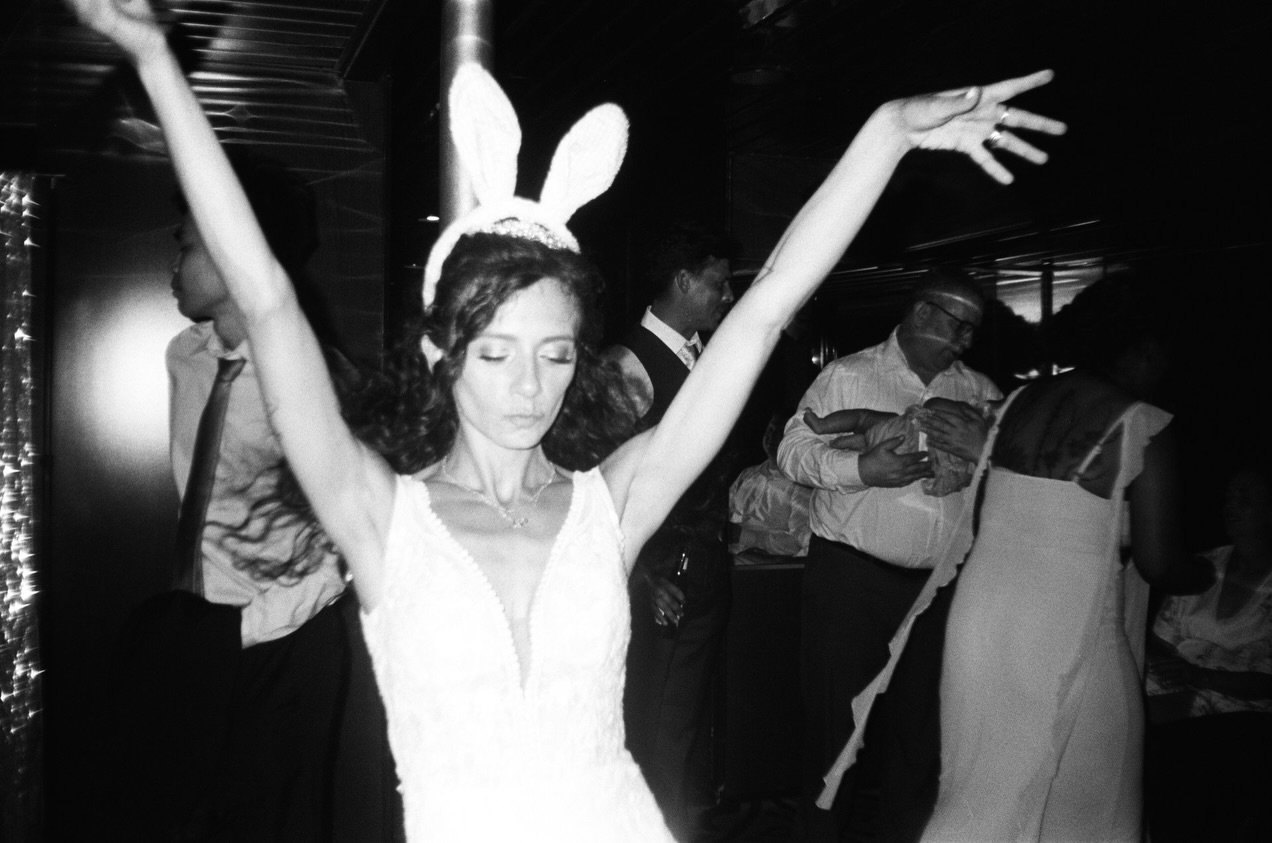 One Summer night on a yacht in Clearwater, Florida&hellip;

Haley &amp; Dallin proving that the reception photos are usually everyone&rsquo;s favorites. 🖤

Flash. Grain. Bunny ears. A couple beers. A bride who forgot she was being photographed becau