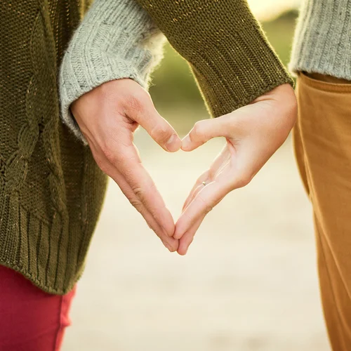 Matrimonios En ICPO deseamos que todas las parejas disfruten de las grandes bendiciones que Dios tiene para su matrimonio. Este Ministerio trabaja con mucho entusiasmo para apoyar y preparar a las parejas casadas a fortalecer y afirmar su compromiso matrimonial. Por medio de tutorías, seminarios matrimoniales y grupos pequeños de reflexión bíblica, animamos a las parejas a compartir sus experiencias y conversar diversos temas de interés. Sabemos que un matrimonio saludable, en última instancia, tendrá un impacto positivo en nuestros hijos, nuestra iglesia y nuestra comunidad.