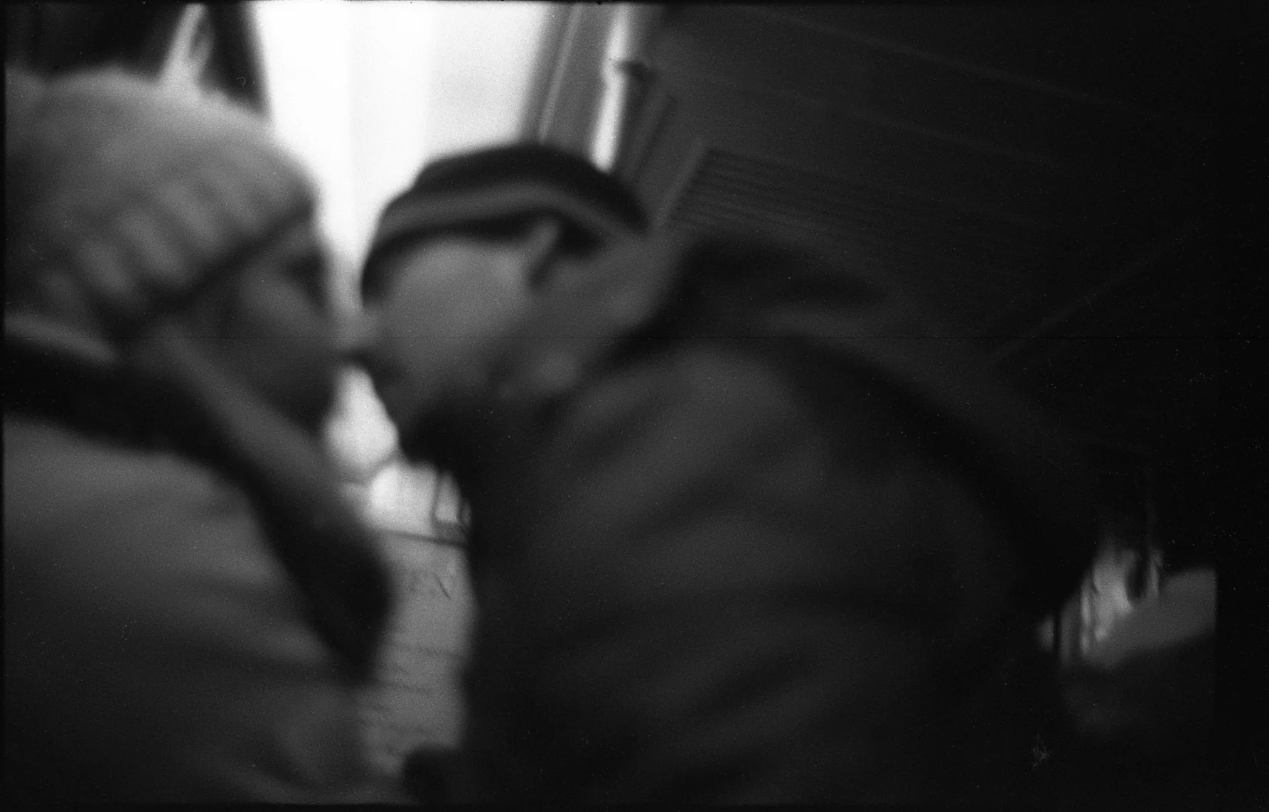nyc subway kissblur.jpg