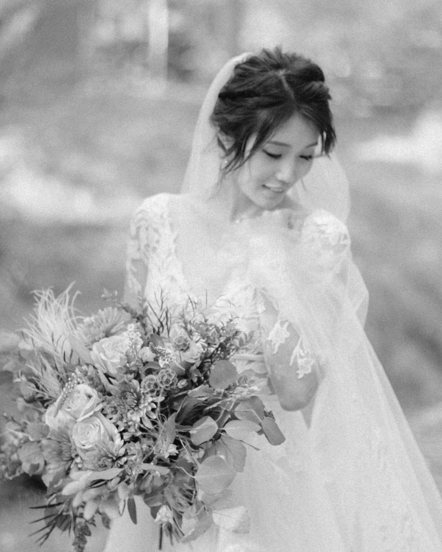 This looks gloomy weather has me nostalgic. And that means I had to bust out some of my favorite black and white images from this wedding at @uclalakearrowheadweddings 

I can never get over how emotive a black and white can be
 So powerful, so raw, 