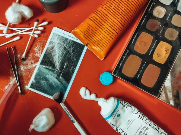 That's Dermalogica Daily Microfoliant face wash powder NOT cocaine. Calm the fuck down. 