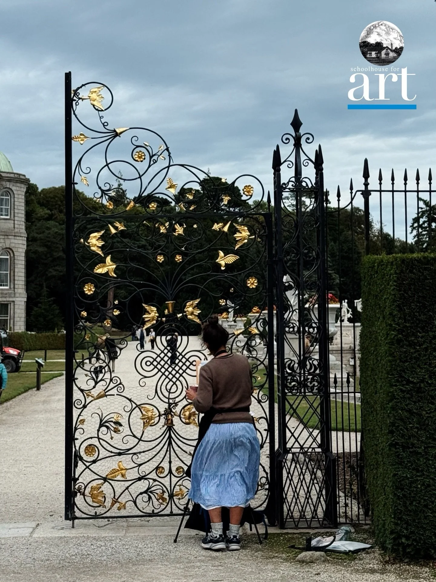 Here&rsquo;s a little glimpse of magic moments here at the Schoolhouse for Art. #photodiary 

✨Artist @studiodarinka working en plein air in Powerscourt Estate during our Art Retreat with @susankuznitsky 

✨@brendamalleyartist getting ready to start 