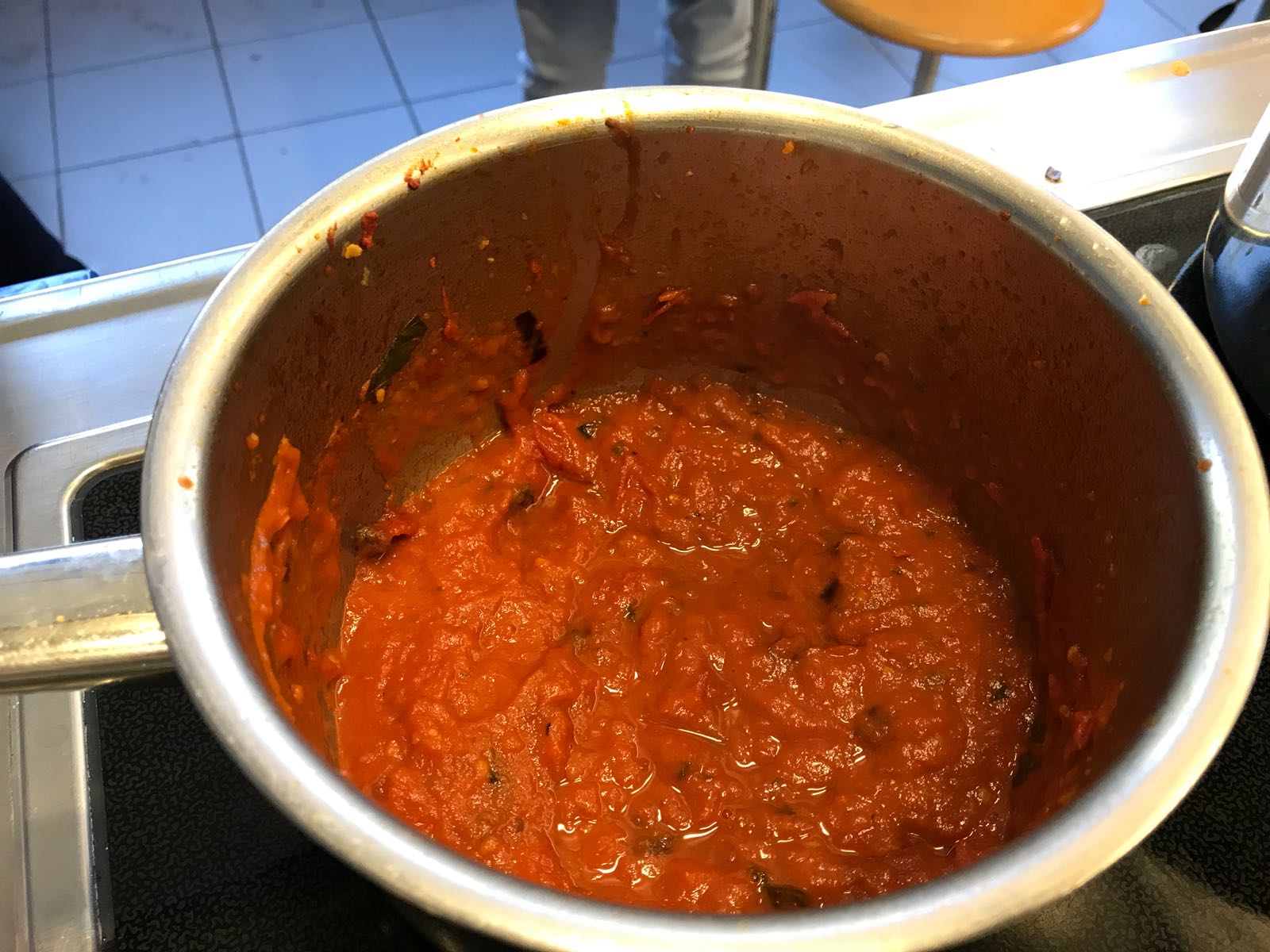 Spaghetti korrekt sieden, auf Tomatensauce alla Napoletana ...